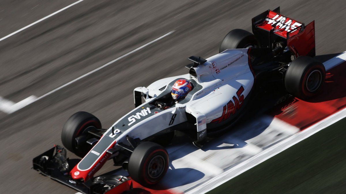 Romain Grosjean při závodě v Soči