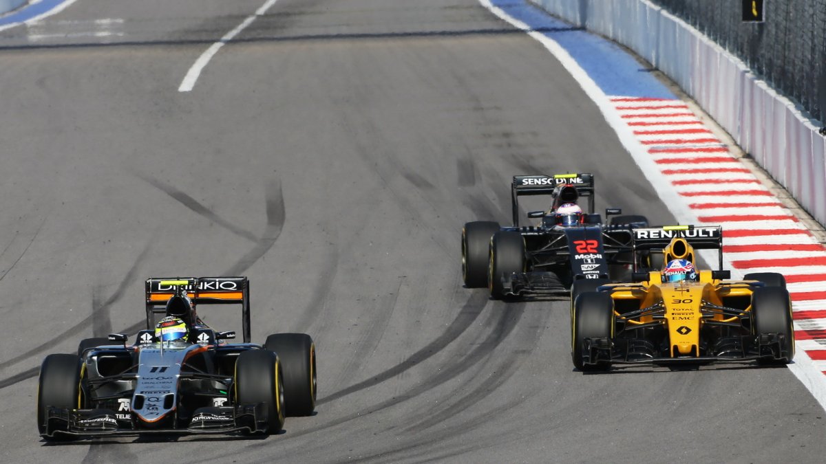 Sergio Pérez, Jolyon Palmer a Jenson Button při závodě v Soči