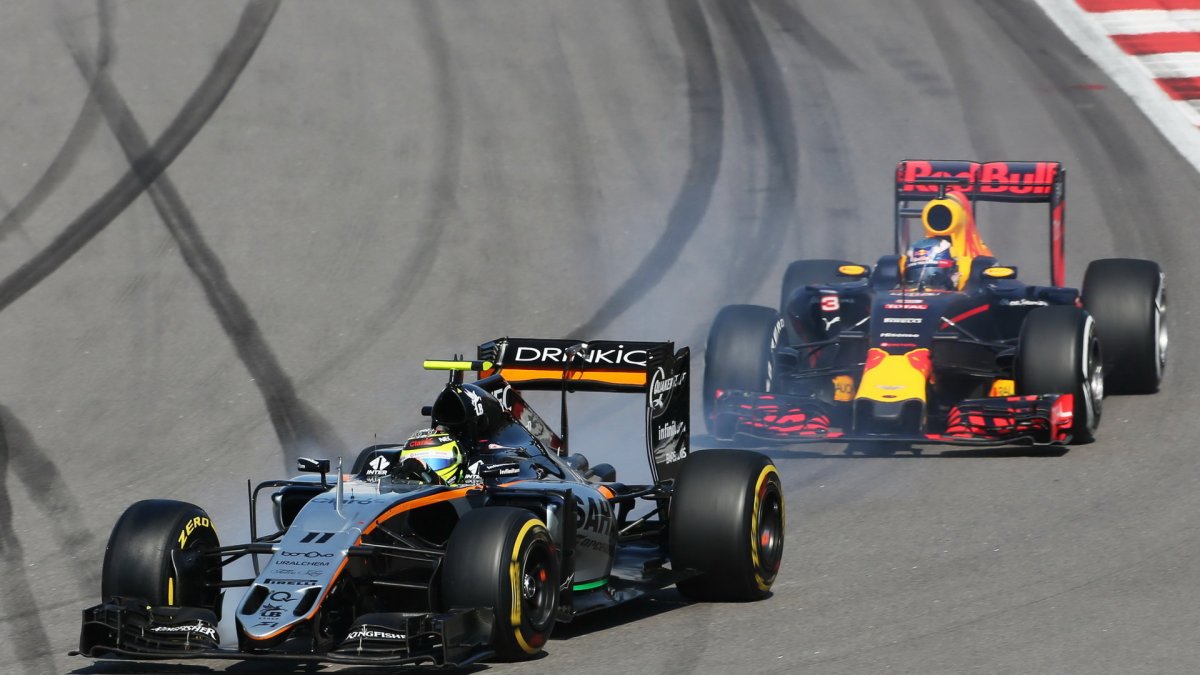 Sergio Pérez a Daniel Ricciardo při závodě v Soči