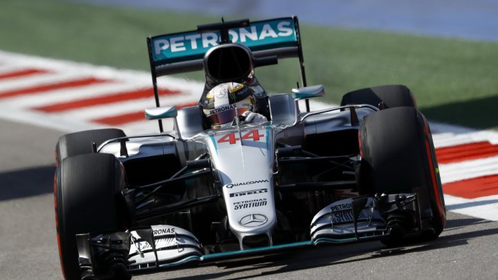 Lewis Hamilton při kvalifikaci v Soči