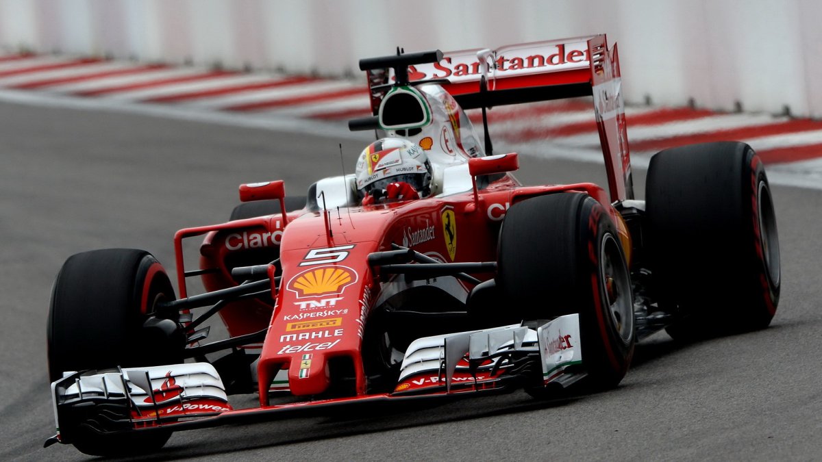 Sebastian Vettel při kvalifikaci v Soči