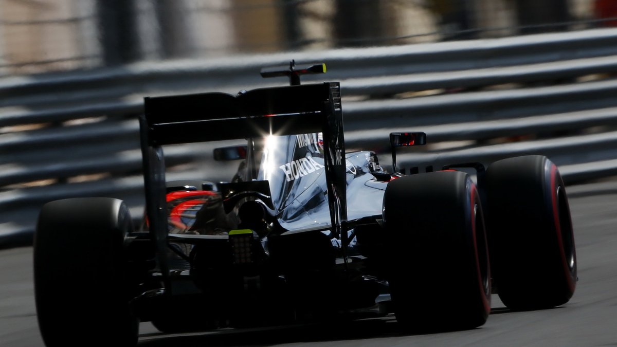 Jenson Button při tréninku v Monaku