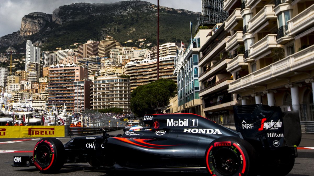 Fernando Alonso při tréninku v Monaku