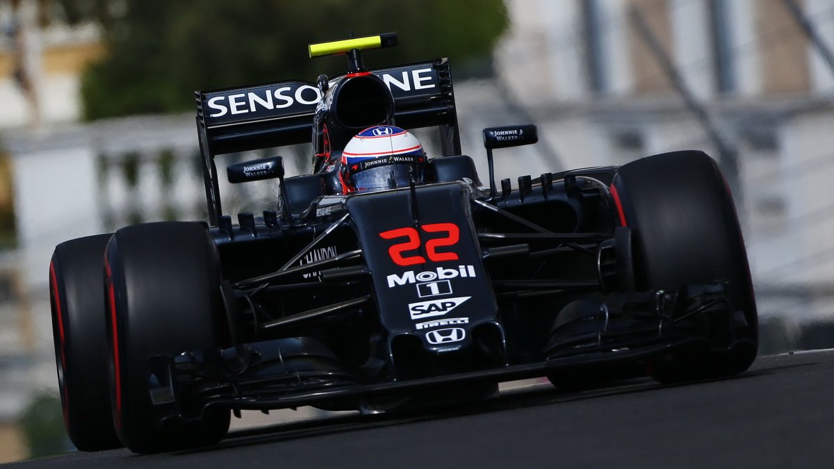 Jenson Button při tréninku v Monaku