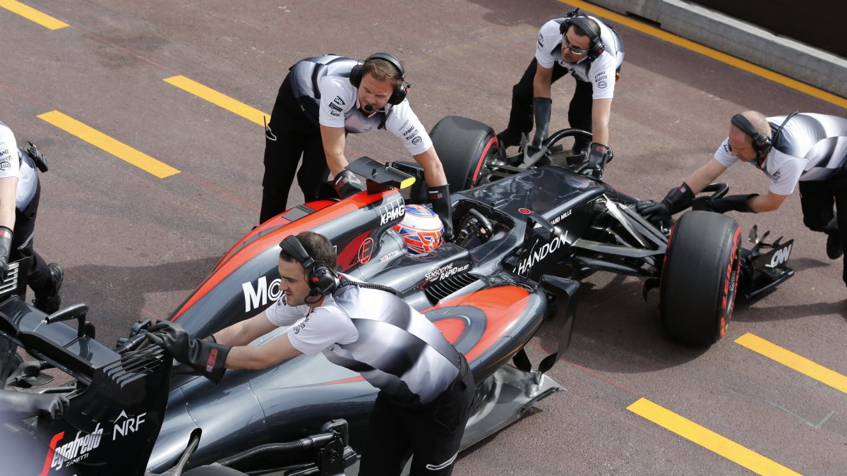 Jenson Button při tréninku v Monaku