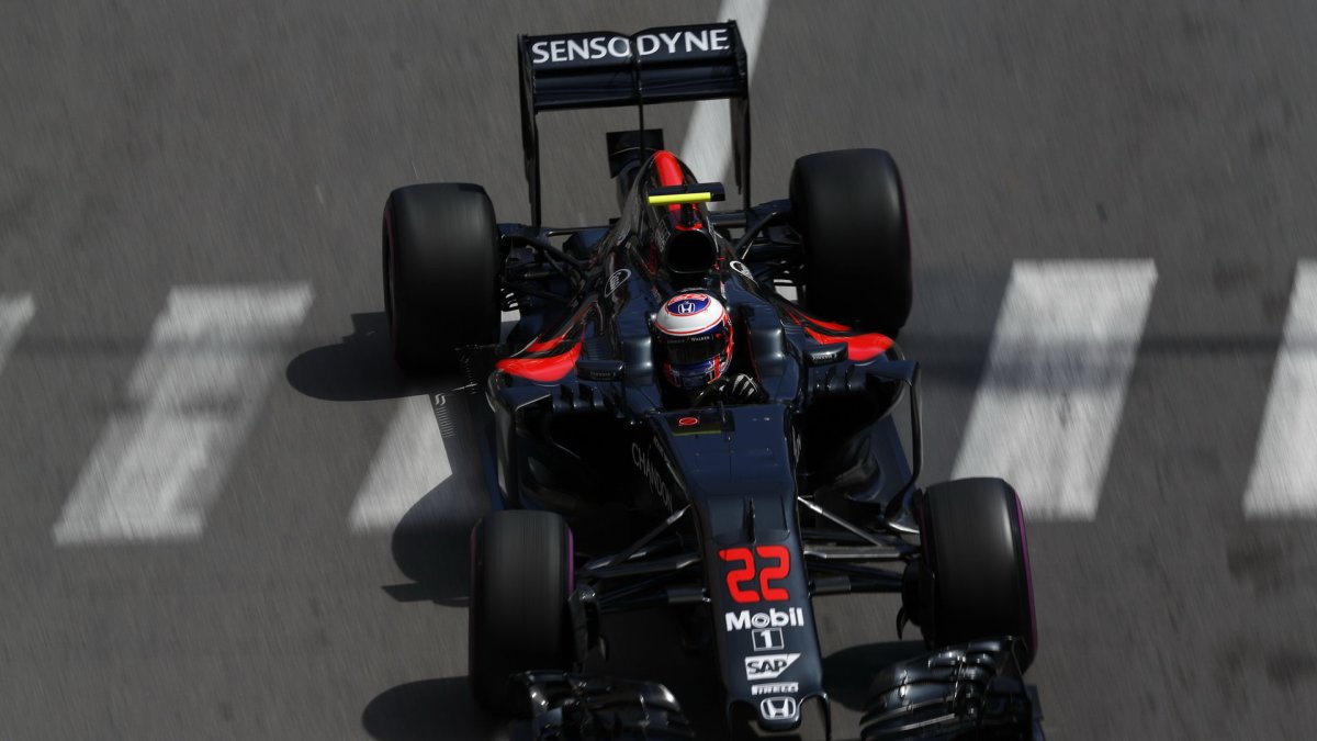 Jenson Button při tréninku v Monaku