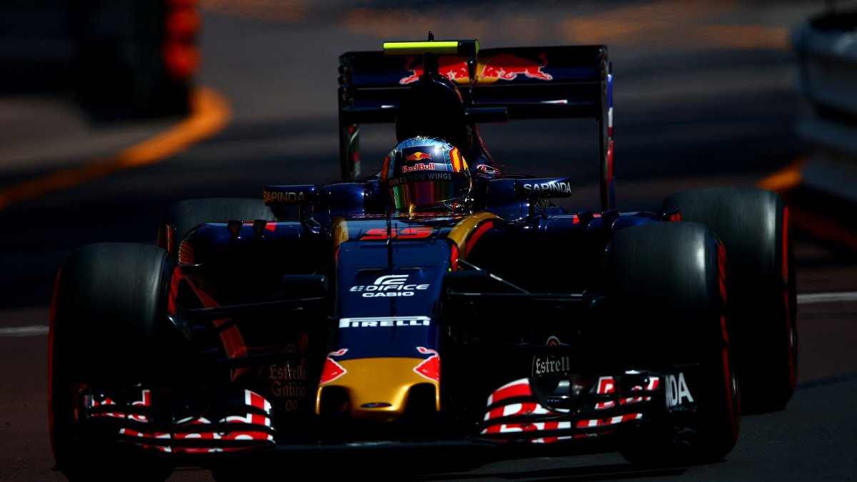 Carlos Sainz při tréninku v Monaku