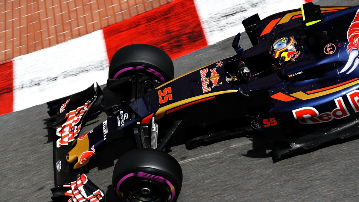 Carlos Sainz při tréninku v Monaku