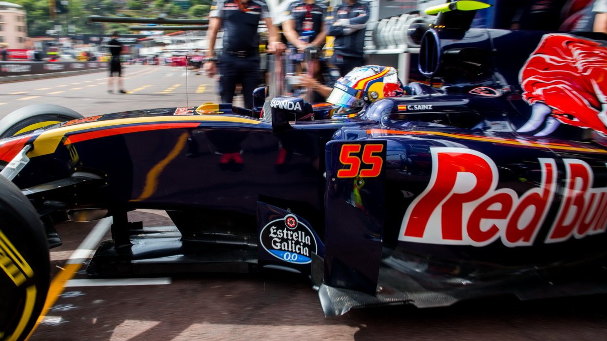 Carlos Sainz při tréninku v Monaku