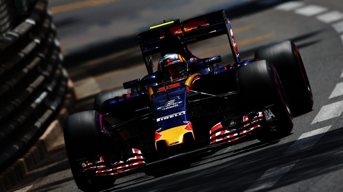 Carlos Sainz při tréninku v Monaku