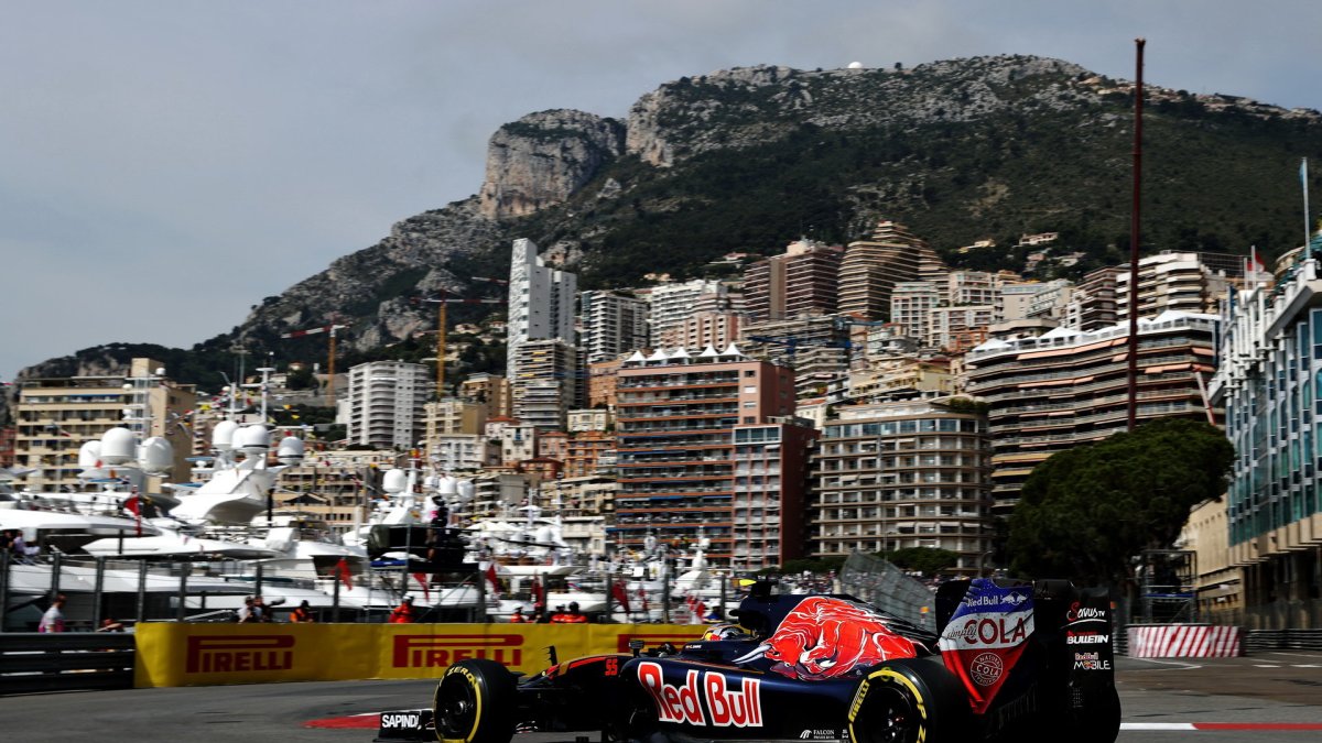 Carlos Sainz při tréninku v Monaku