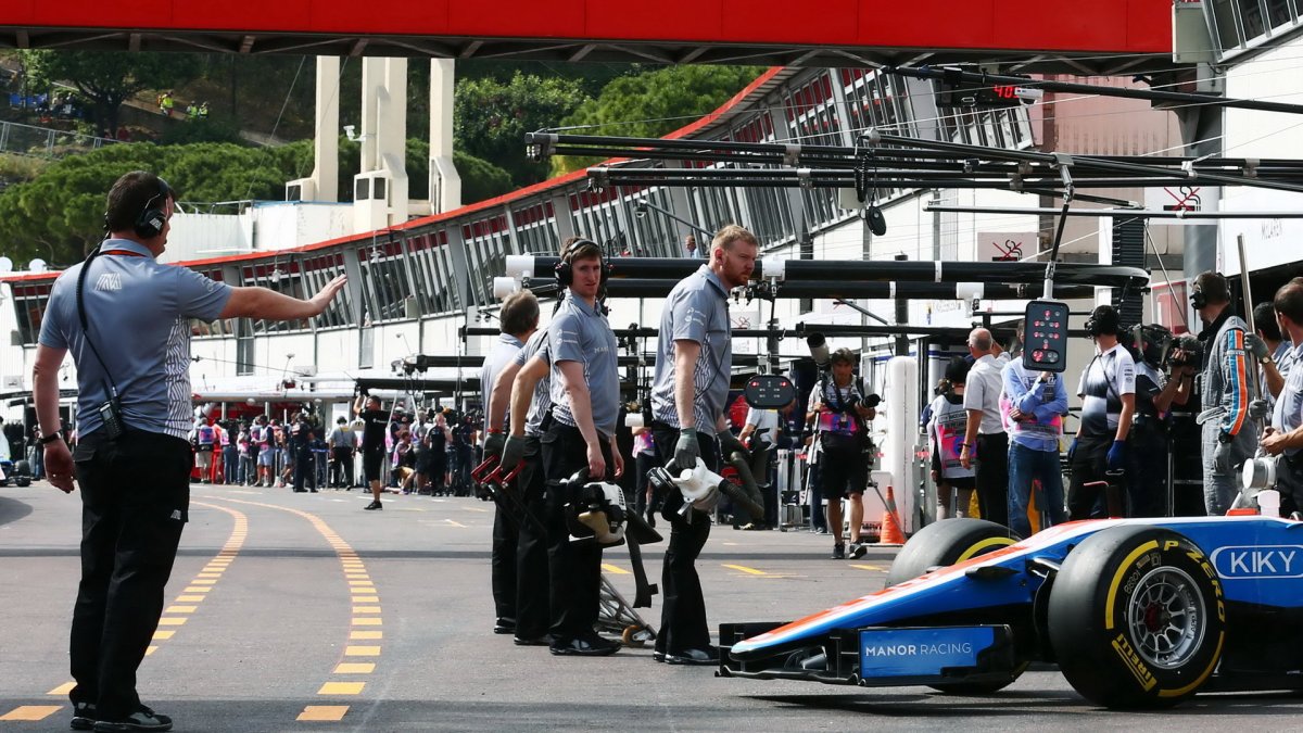 Pitlane při tréninku v Monaku