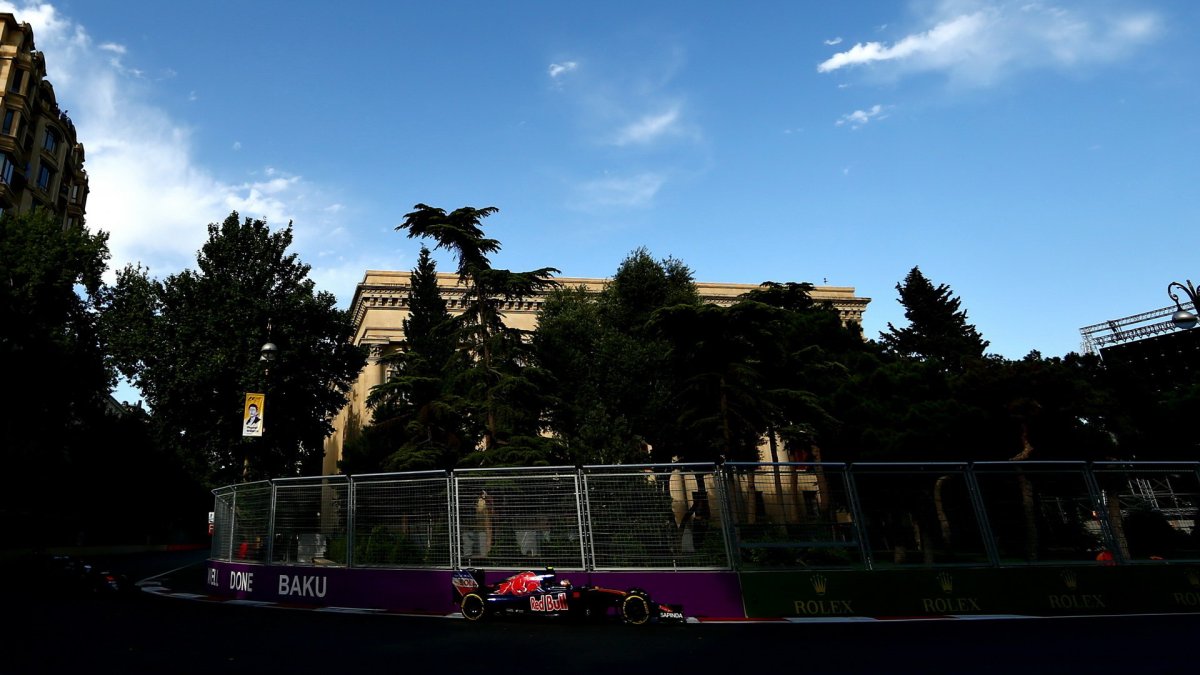 Carlos Sainz v závodě v Baku
