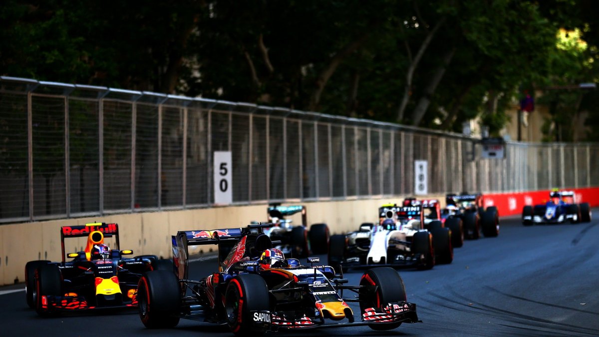 Daniil Kvjat a Max Verstappen v závodě v Baku