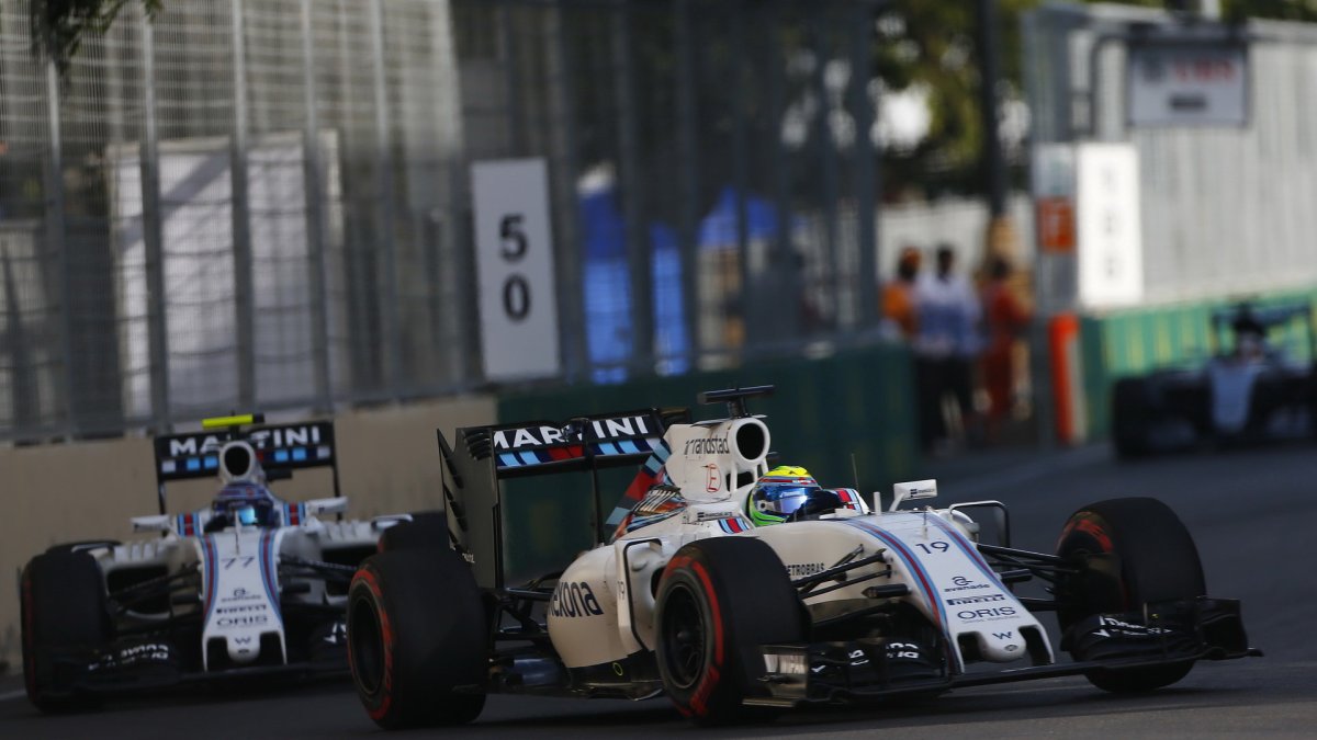Felipe Massa a Valtteri Bottas v závodě v Baku