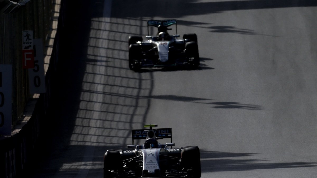Valtteri Bottas a Lewis Hamilton v závodě v Baku