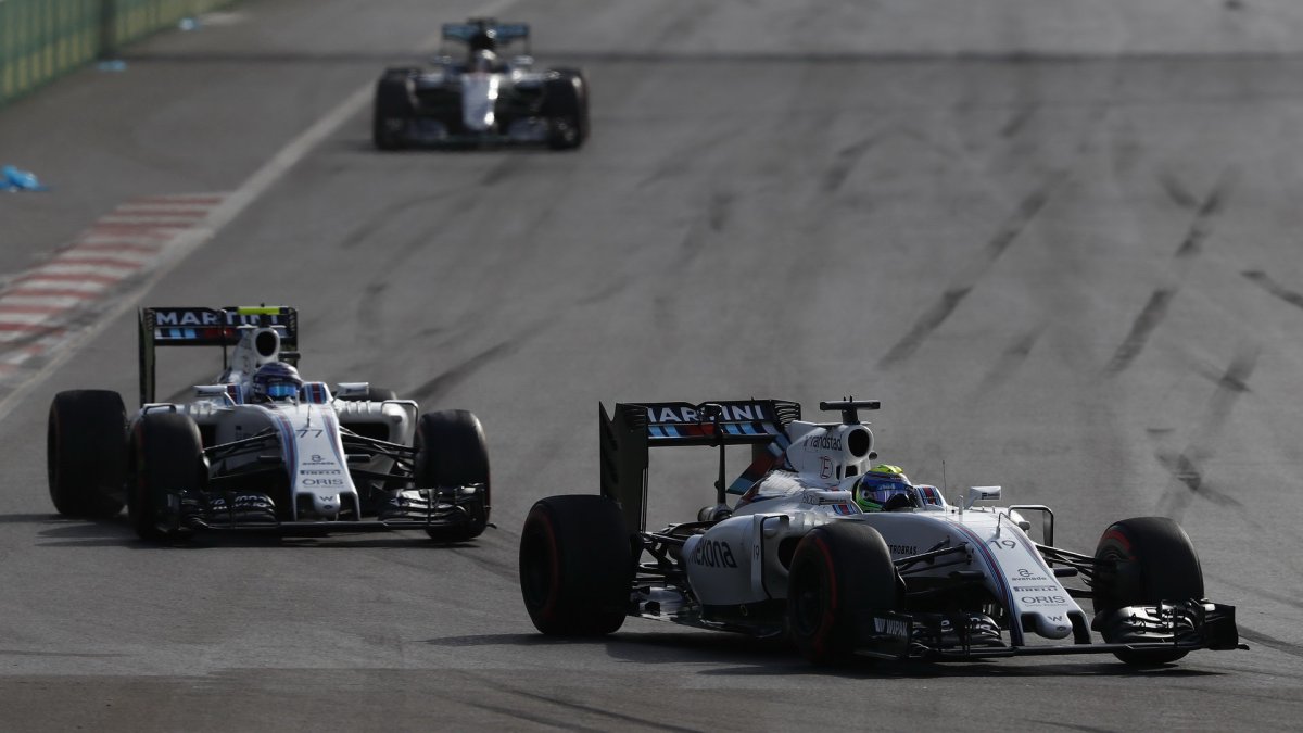 Felipe Massa a Valtteri Bottas v závodě v Baku