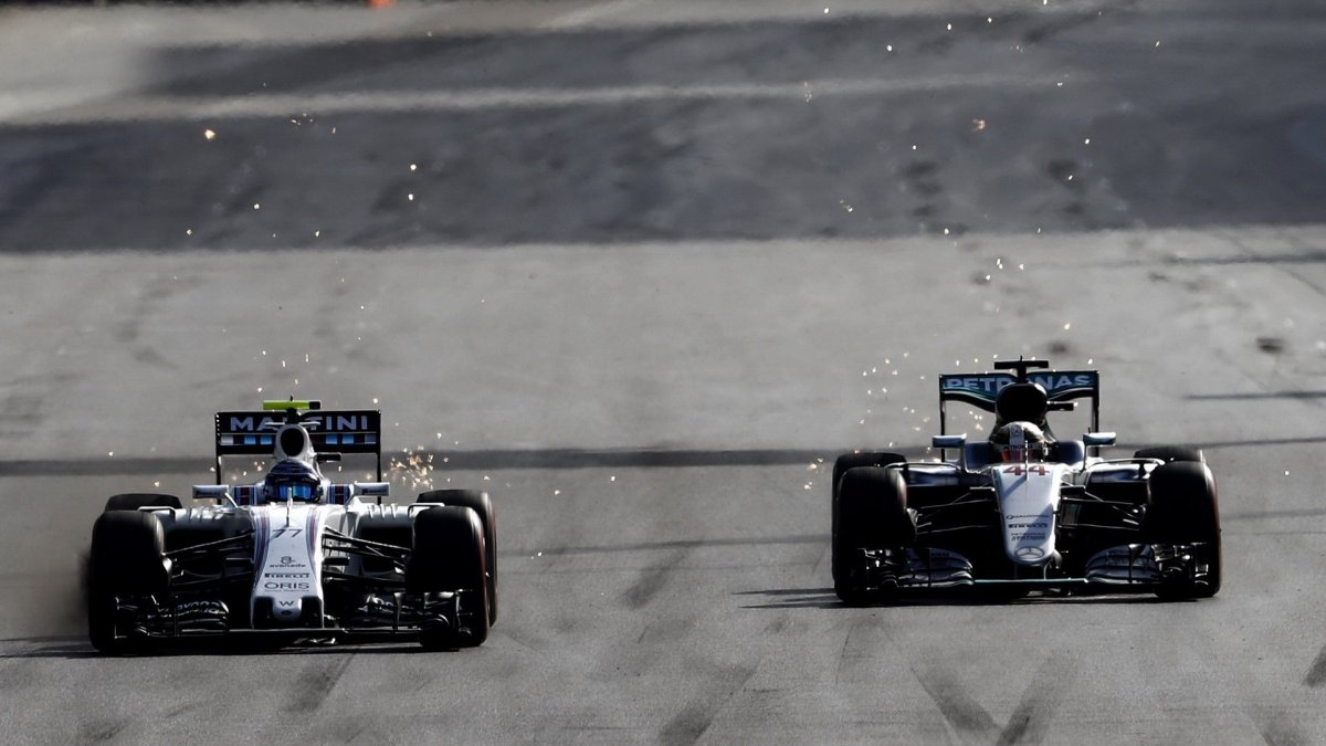 Valtteri Bottas předjíždí Lewise Hamiltona v závodě v Baku