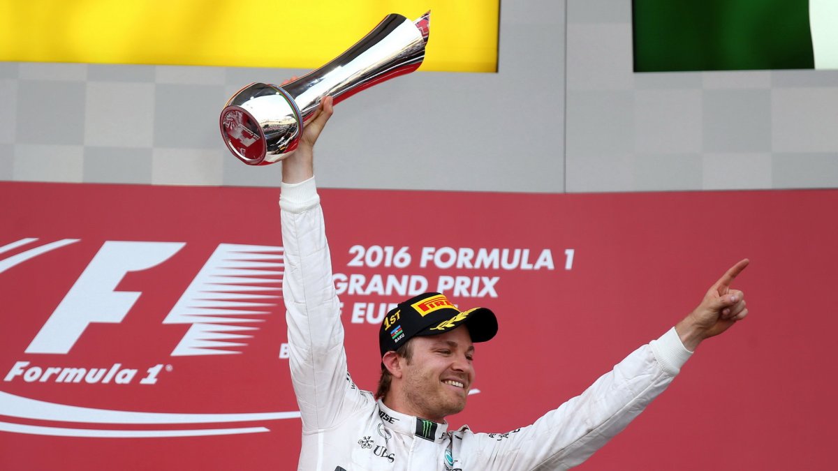 Nico Rosberg se svou trofejí na pódiu po závodě v Baku