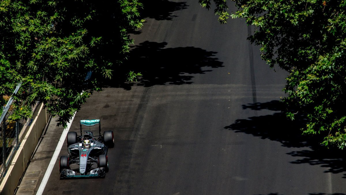Lewis Hamilton v závodě v Baku