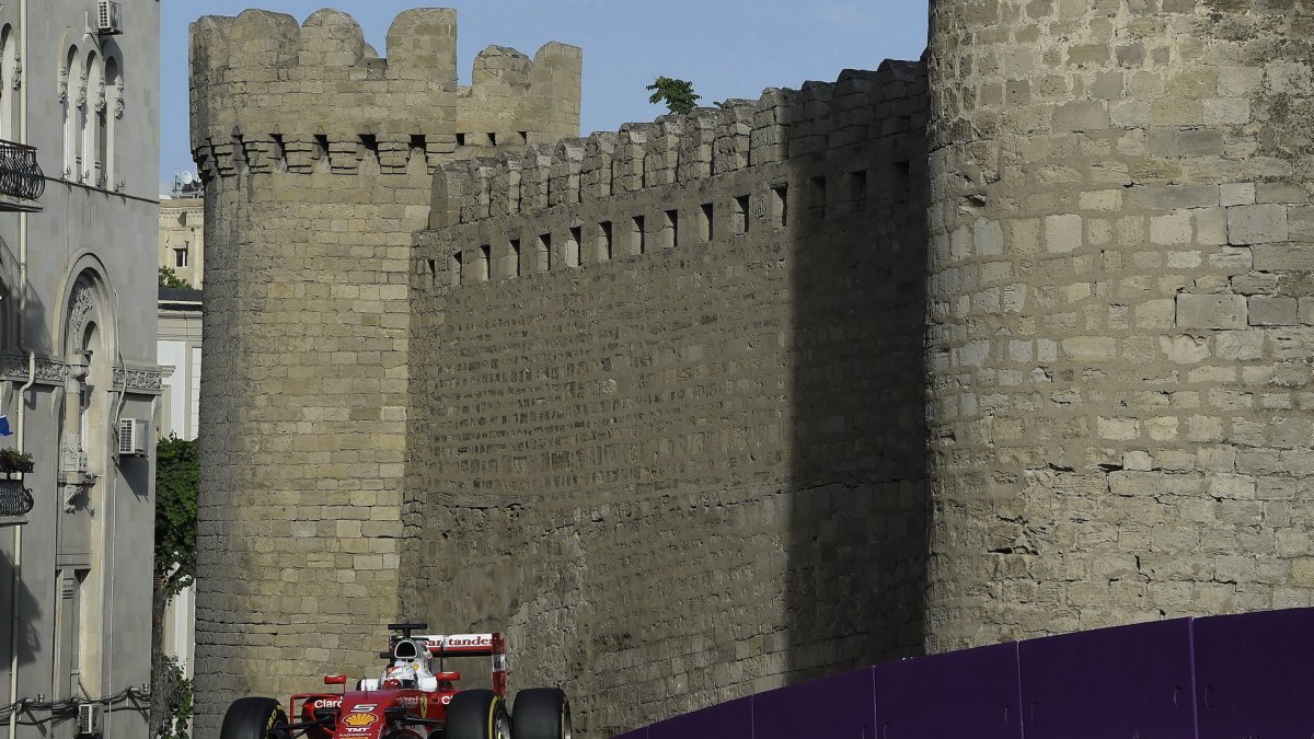 Sebastian Vettel v závodě v Baku