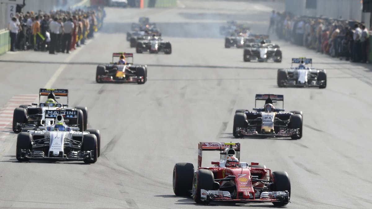Kimi Räikkönen v zahřívacím kole v Baku