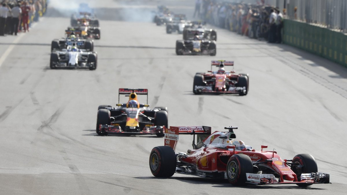 Sebastian Vettel v zahřívacím kole v Baku