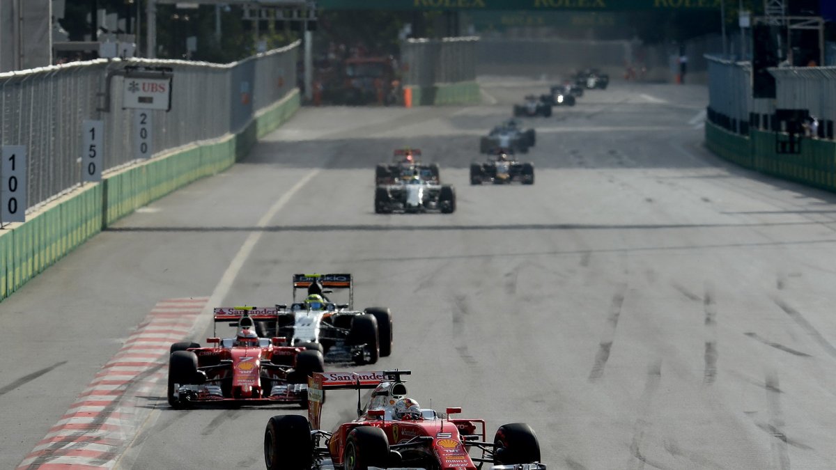 Sebastian Vettel a Kimi Räikkönen v závodě v Baku