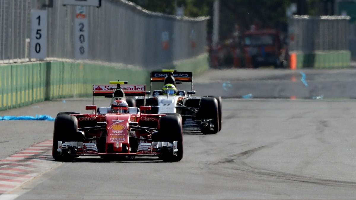 Kimi Räikkönen a Sergio Pérez v závodě v Baku