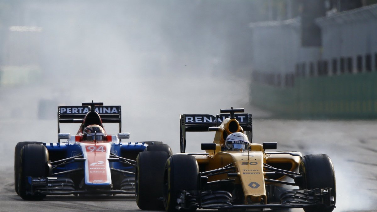 Kevin Magnussen a Pascal Wehrlein v závodě v Baku
