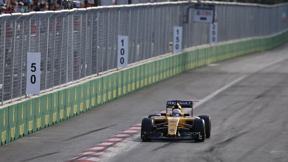 Kevin Magnussen v závodě v Baku