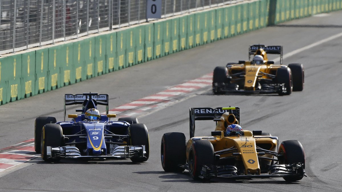 Jolyon Palmer, Marcus Ericsson a Kevin Magnussen v závodě v Baku