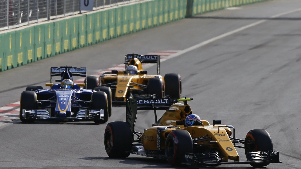 Jolyon Palmer, Marcus Ericsson a Kevin Magnussen v závodě v Baku