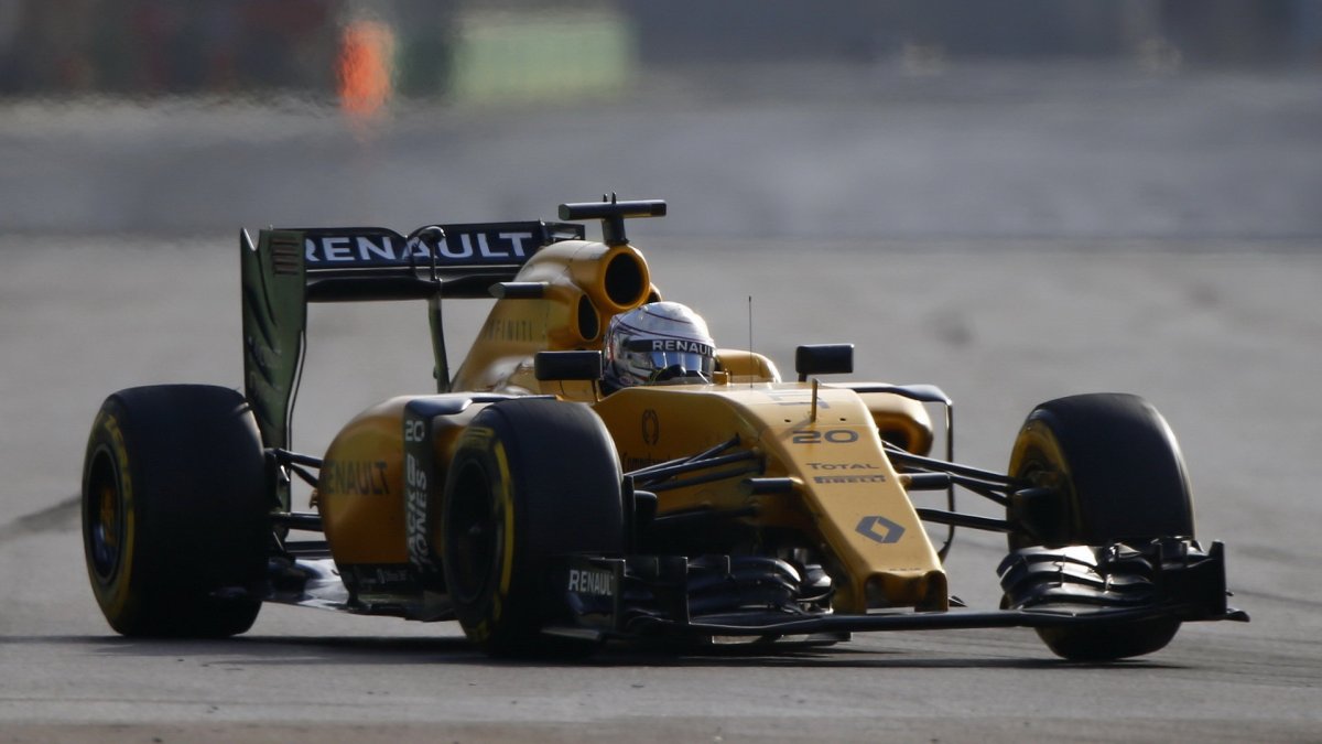 Kevin Magnussen v závodě v Baku