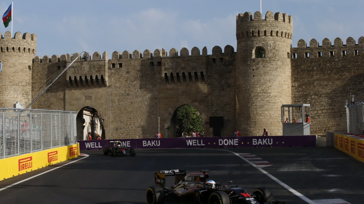 Fernando Alonso v závodě v Baku