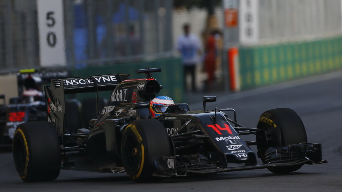 Fernando Alonso v závodě v Baku