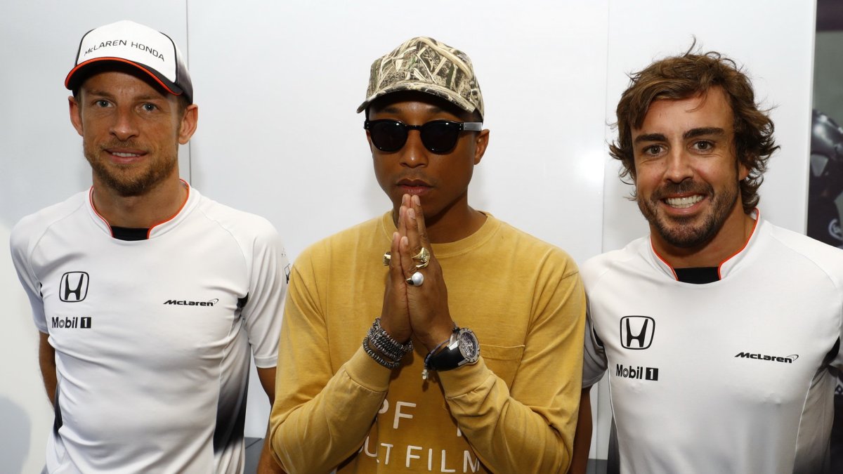 Jenson Button, Pharrell Williams a Fernando Alonso v Baku