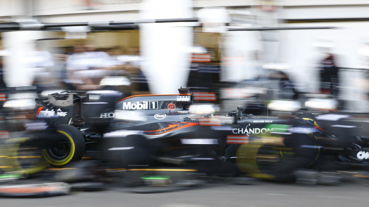 Fernando Alonso v závodě v Baku