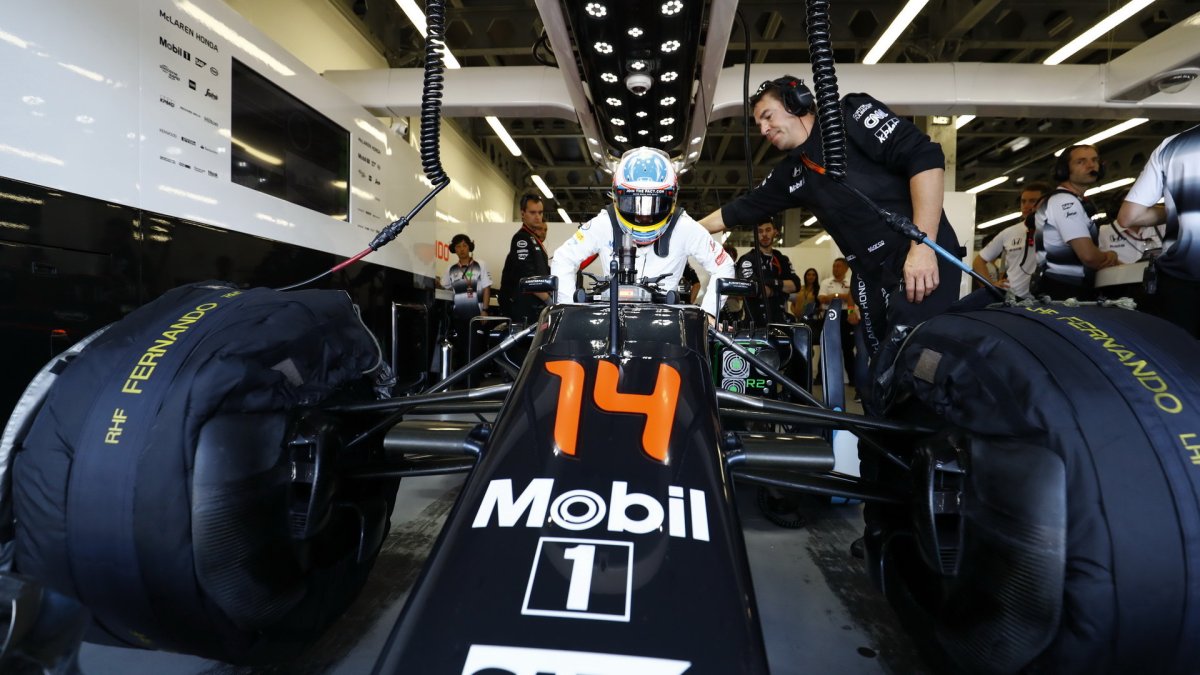 Fernando Alonso před závodem v Baku