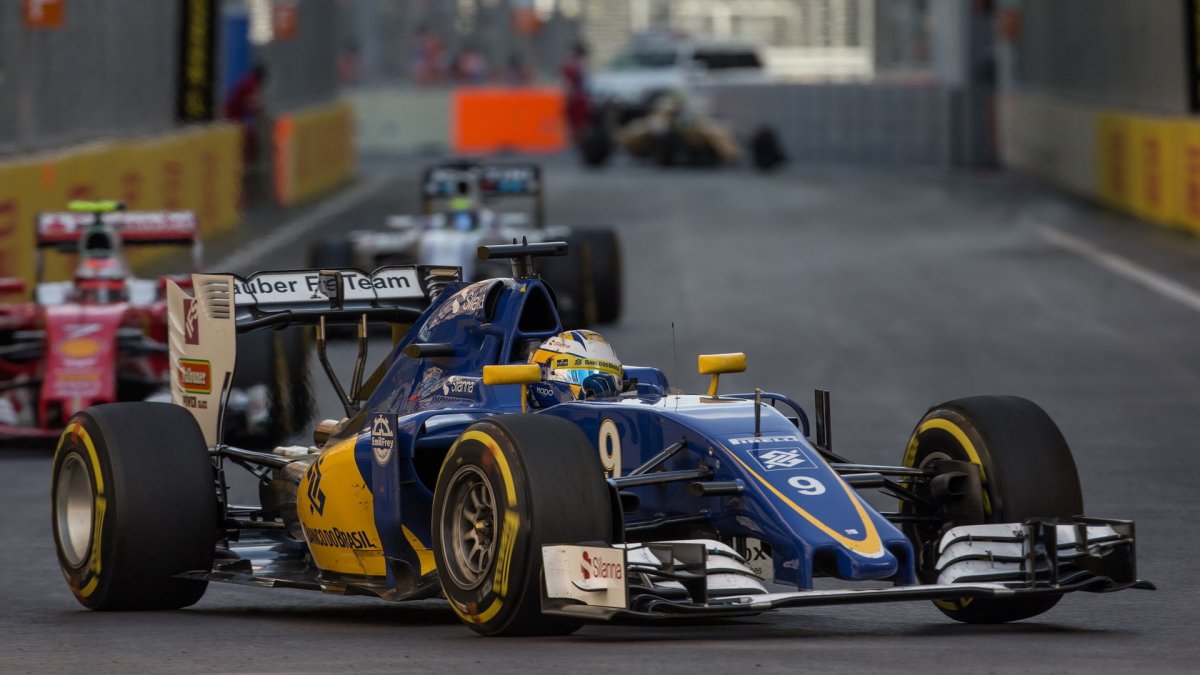 Marcus Ericsson v závodě v Baku