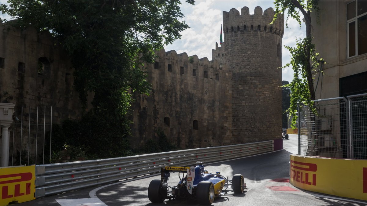 Marcus Ericsson v závodě v Baku