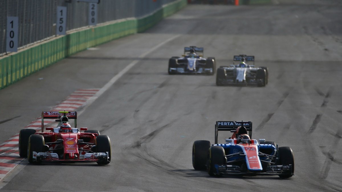 Pascal Wehrlein a Kimi v závodě v Baku