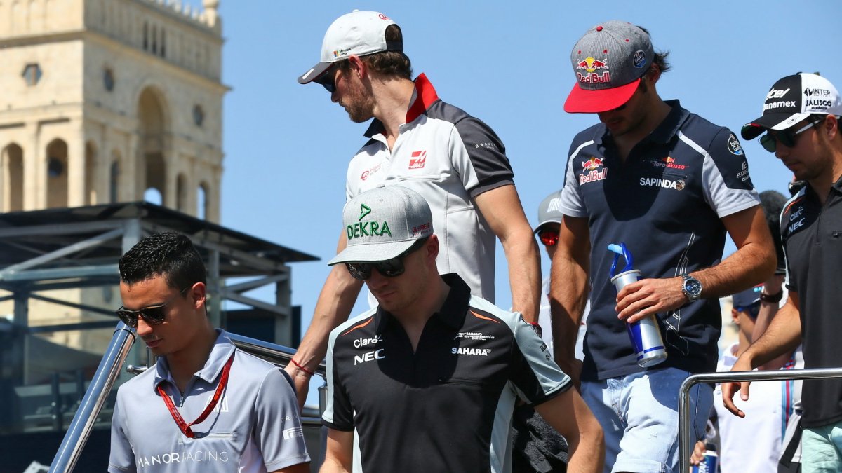 Jezdci při prezentaci před závodem v Baku