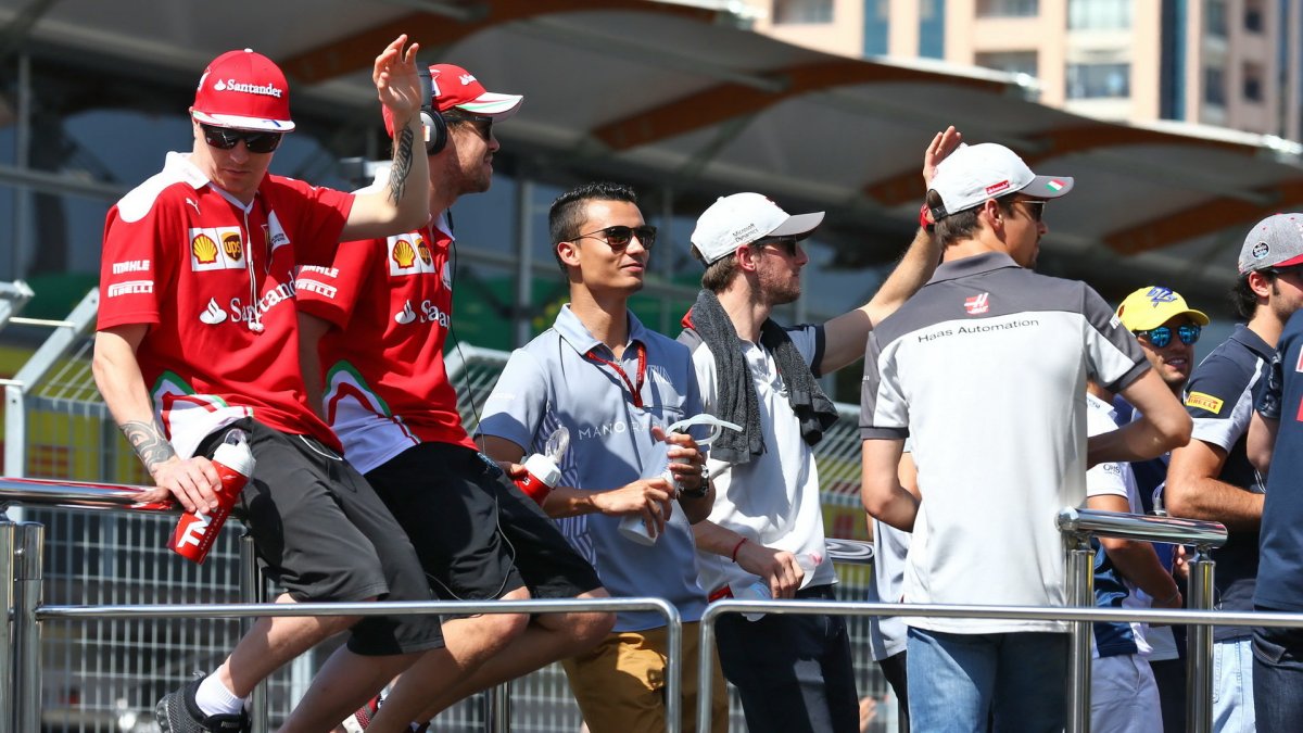 Jezdci při prezentaci před závodem v Baku