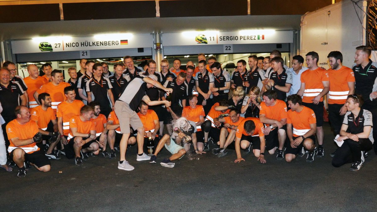 Radost týmu Force Indie z třetího místa v Baku