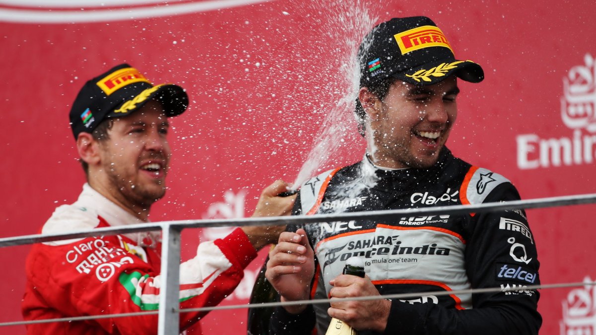 Sergio Pérez a Sebastian Vettel na pódiu v Baku