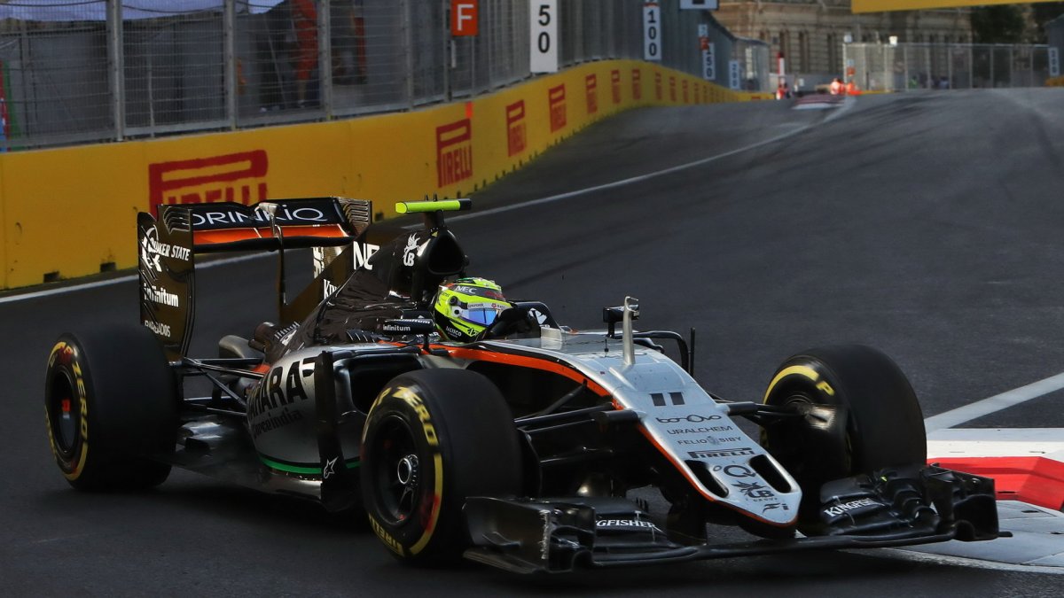 Sergio Pérez v závodě v Baku