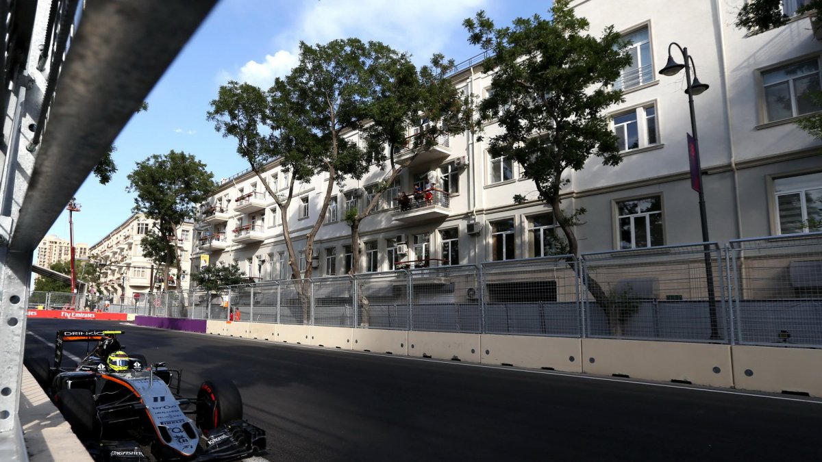 Sergio Pérez v závodě v Baku