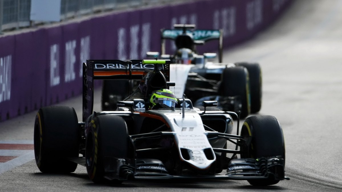 Sergio Pérez a Lewis Hamilton v závodě v Baku