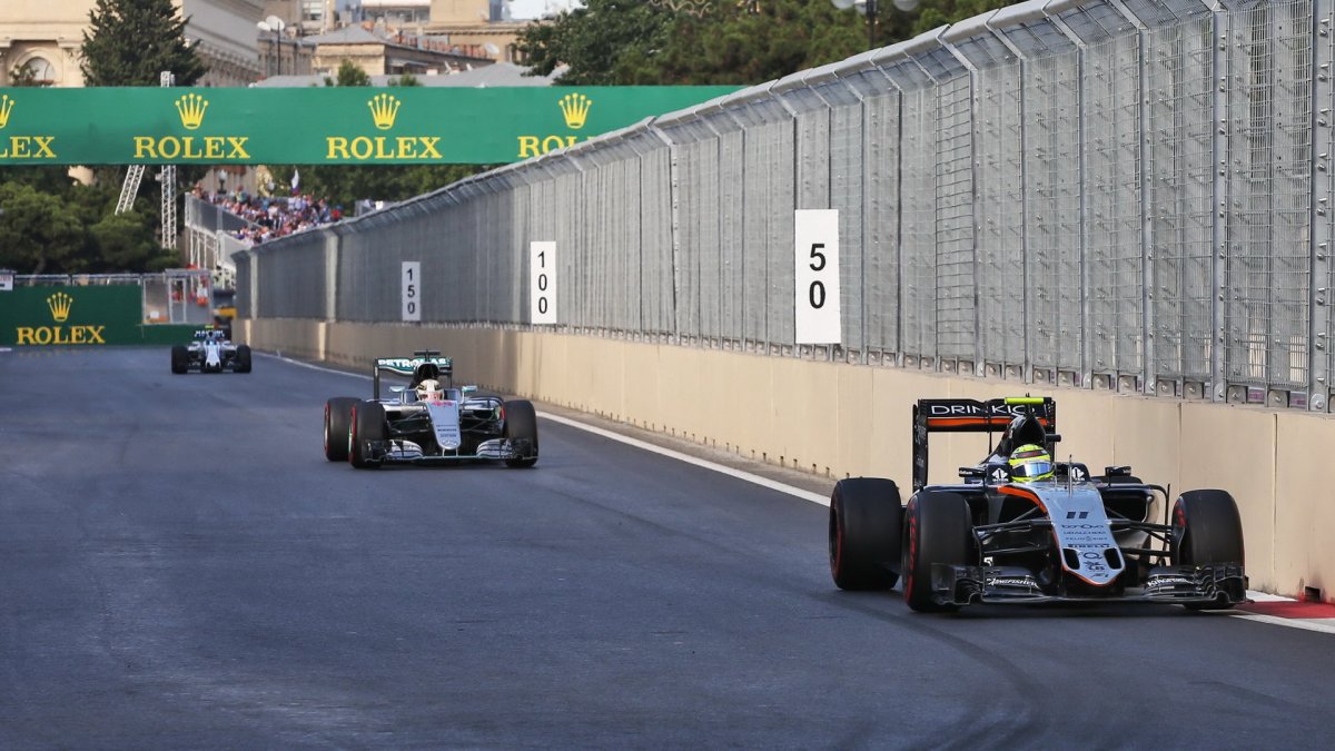 Sergio Pérez v závodě v Baku